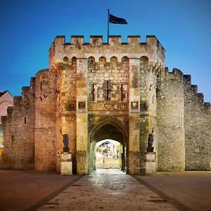 https://high-street-luxury-2-br-apartment-king-bed-wise-stays.bournemouth-hotels.org