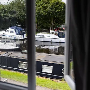 https://quirky-3-bedroom-cottage-on-the-canal-towpath.yorkshirehotels.net